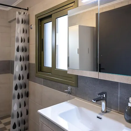 Plane Tree House Дом отдыха Kardhakata